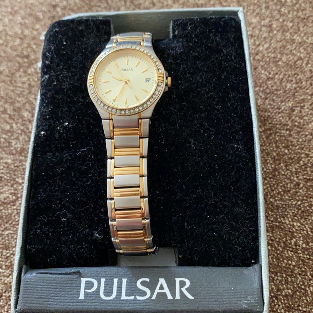 PULSAR WOMEN TWO TONES WATCH  NEW WITH out TAG